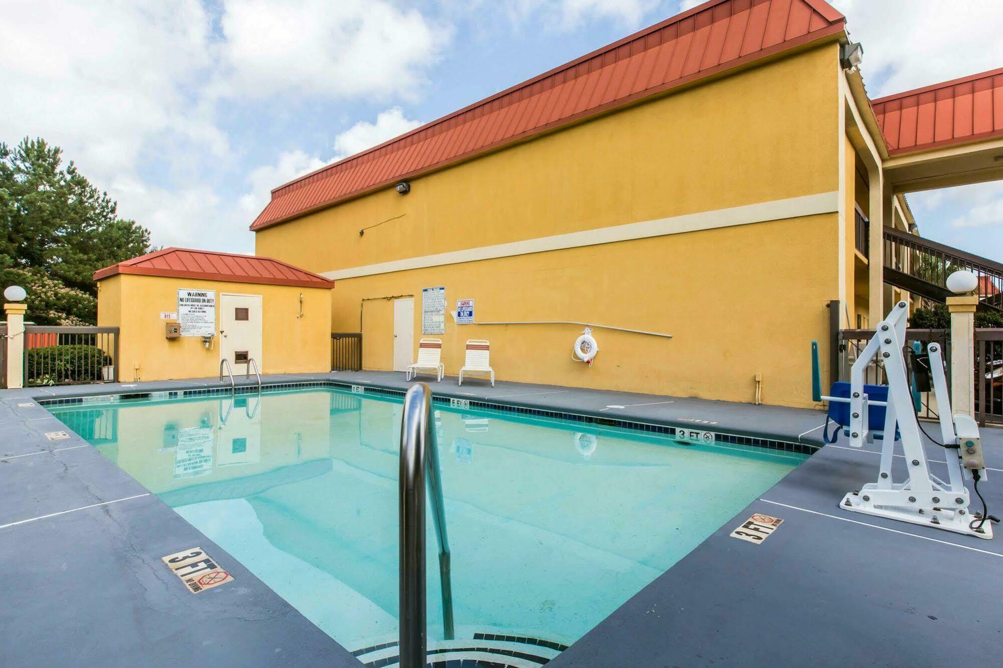 Royal Palms Inn Stockbridge Exterior photo